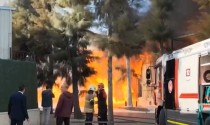 İzmirin Çiğli ilçesinde bir kimya fabrikasında yangın çıktı. Yangına çok sayıda itfaiye ekibi müdahale ediyor.