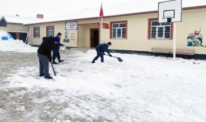 Jandarma, öğretmenlerle kar temizliği yaptı öğrenciler ile kartopu oynadı