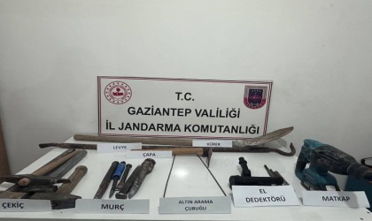 Jandarmadan kaçak kazı yapanlara suçüstü: 3 gözaltı