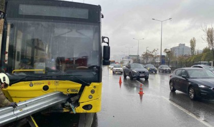 Kadıköyde bariyerler İETT otobüsüne ok gibi saplandı