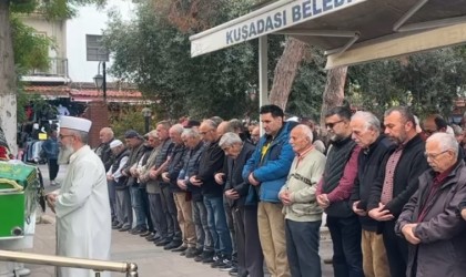 Kafeye dalan otomobilin altında kalmıştı