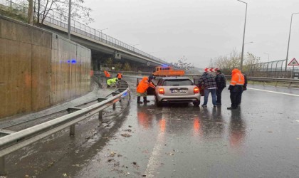 Kağıthanede sağanak yağış nedeniyle bir kadın sürücü su birikintisinde kaldı