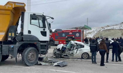 Kamyonla otomobil kafa kafaya çarpıştı: 1 kişi öldü