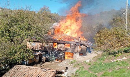 Karadeniz Ereğlide iki katlı ahşap ev tamamen yandı