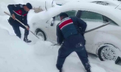 Karda mahsur kalanların imdadına Jandarma yetişti