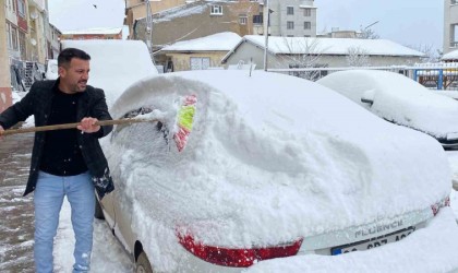 Karlıova beyaz gelinliğini giydi