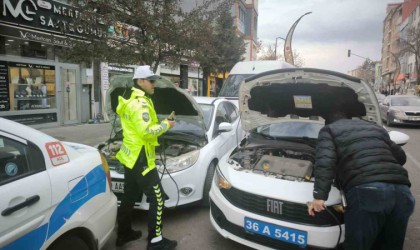 Karsta trafik polislerinden yürek ısıtan hareket