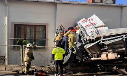 Kartalda kontrolden çıkan tır eve girdi: 1 yaralı