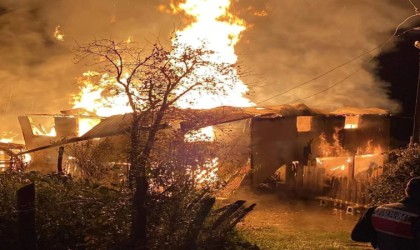 Kastamonuda iki katlı ahşap ev, çıkan yangında küle döndü