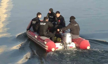 Kayıp şahıs jandarma ve polis ekipleri tarafından su altında aranıyor