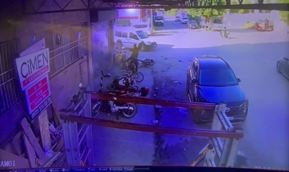 Kaza yapan genç aklına bile gelmedi: Hasar alan motoruna koşan vatandaşın o anları kamerada