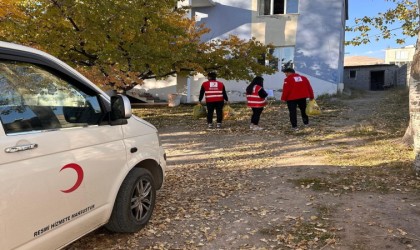 Kızılaydan ihtiyaç sahibi ailelere kıyafet ve gıda desteği