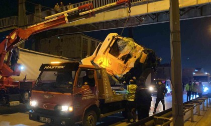 Kocaelide 2 tırın karıştığı kazada kupa koptu: Sürücü ağır yaralandı