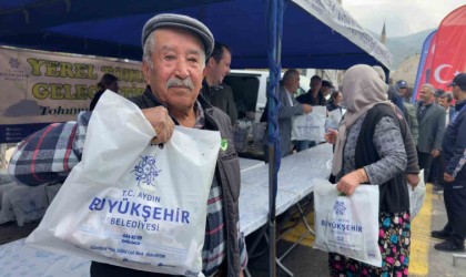 Koçarlıda vatandaşlar Büyükşehirin fideleri ile buluştu