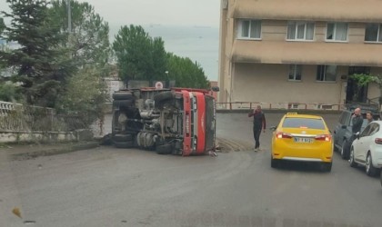 Kontrolden çıkan nakliye kamyonu devrildi