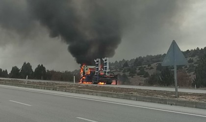 Konyada oto çekici alev alev yandı