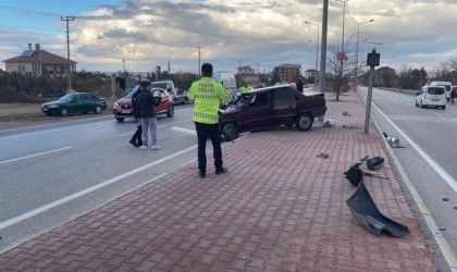 Konyada otomobil refüjdeki direğe çarptı: 1 yaralı