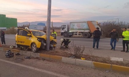 Konyada ticari taksi direğe çarptı: 3 yaralı