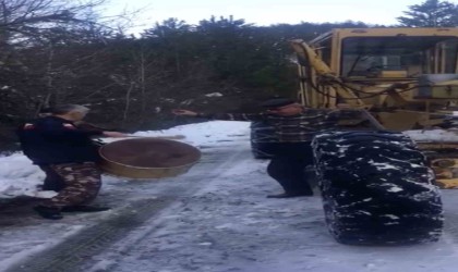 Köylerinin yolunu açan iş makinesi operatörünü davul, zurnayla karşıladılar