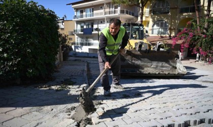 Kuşadasında yol yapım ve bakım çalışmaları sürüyor