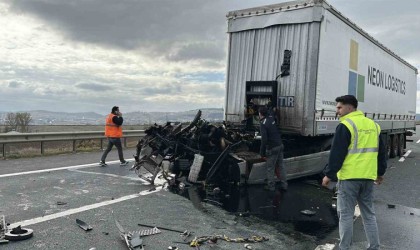 Kuzey Marmara Otoyolunda ilginç kaza: Park halindeki tıra çarpan tırın çekicisi yerinden koptu