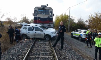 Malatyada hafif ticari araca yük treni çarptı: 2 yaralı