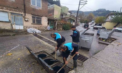 Manisa Büyükşehir ve MASKİ ekipleri şiddetli yağış ve fırtınaya karşı sahada