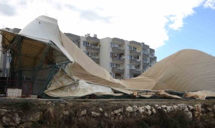 Mersinde fırtına halı sahayı çökertti