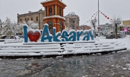 Mevsimin ilk karı Aksarayı beyaza bürüdü