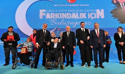 MHP Genel Başkanı Bahçeli, engelli bireylerin anne ve babasının elini öptü