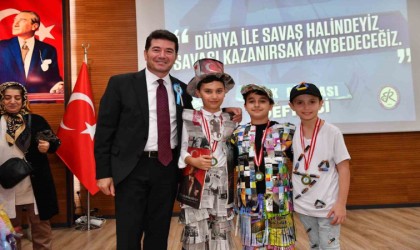 Minikler atıkları geri dönüştürüp elbise hazırladılar, defile ile emeklerini gösterdiler