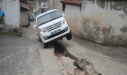 Niksarda, belediye çalışmaları yetersiz kaldı, araç çukura saplandı