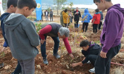 Öğretmenler Günü anısına 300 fidan toprakla buluşturuldu