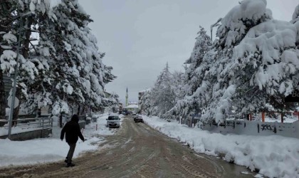 Okulların tatil edildiği ilçede kar kalınlığı 60 santimetreye ulaştı