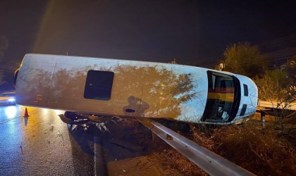 Otomobil ile çarpışan servis minibüsü yan yattı, şans eseri yaralanan olmadı