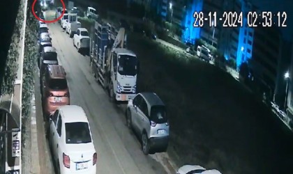 Otomobil ile çarpışan servis minibüsünün yan yattığı kaza kamerada: 8 yaralı