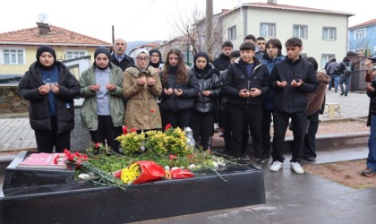 PKKnın şehit ettiği Aybüke öğretmen mezarı başında dualarla anıldı