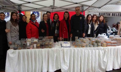 Polis eşlerinden birliktelik pastası