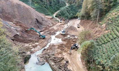 Rizede heyelanlı bölgeden bin 800 kamyon toprak taşındı