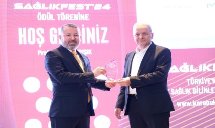 Sağlık Bilimleri Festivaline destek veren Medikar Hastanesine plaket