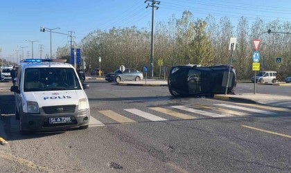 Sakaryada hafif ticari araçla çarpışan otomobil devrildi: 1 yaralı