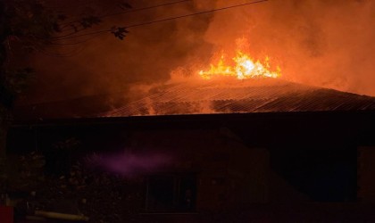 Sakaryada üç katlı evin çatısı alev topuna döndü