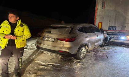 Sarıkamışta araçlar yolda mahsur kaldı, ekipler seferber oldu