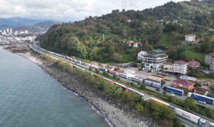 Sarp Sınır Kapısında tırlar kilometrelerce kuyruk oluşturdu