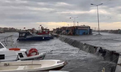 Şiddetli lodos nedeniyle İstanbulda deniz taştı, tekneler zarar gördü