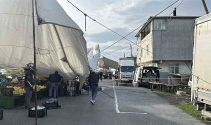 Şiddetli lodos pazarcıları vurdu, brandalar devrildi