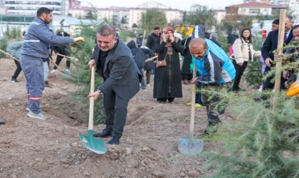 Sincan Belediye Başkanı Ercan, vatandaşlar ile birlikte fidan dikti