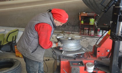 Sinopta lastikçilerin kış lastiği mesaisi