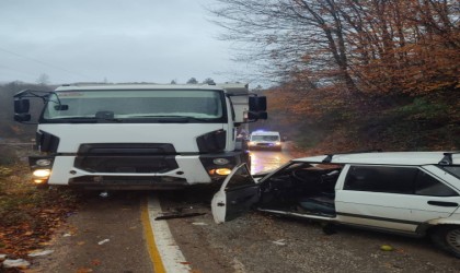 Sinopta otomobil ile kamyon kafa kafaya çarpıştı: 1 yaralı