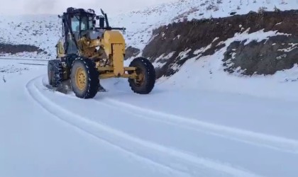 Şırnakta mevsimin ilk karı köy yolunu kapattı, ekipler seferber oldu